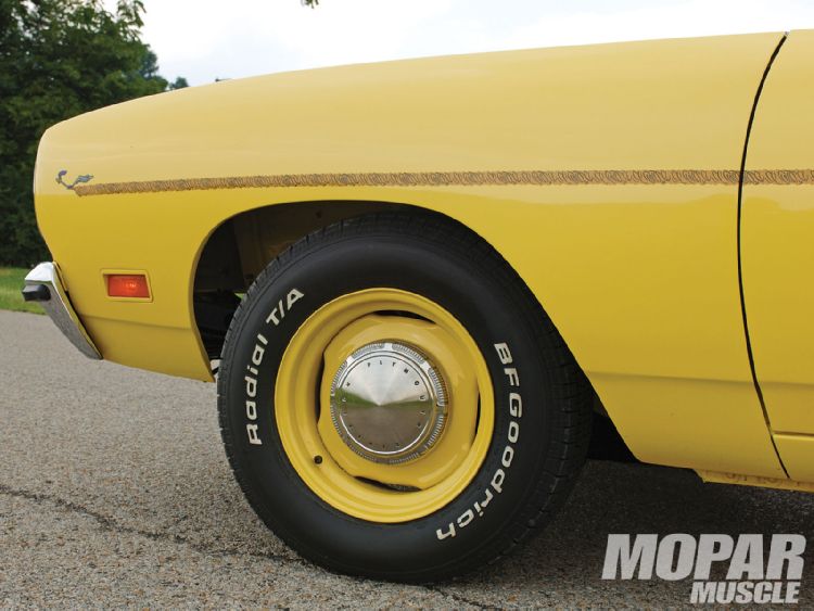 mopp_1011_08_o+1970_plymouth_road_runner_convertible+dog_dish_wheels.jpg