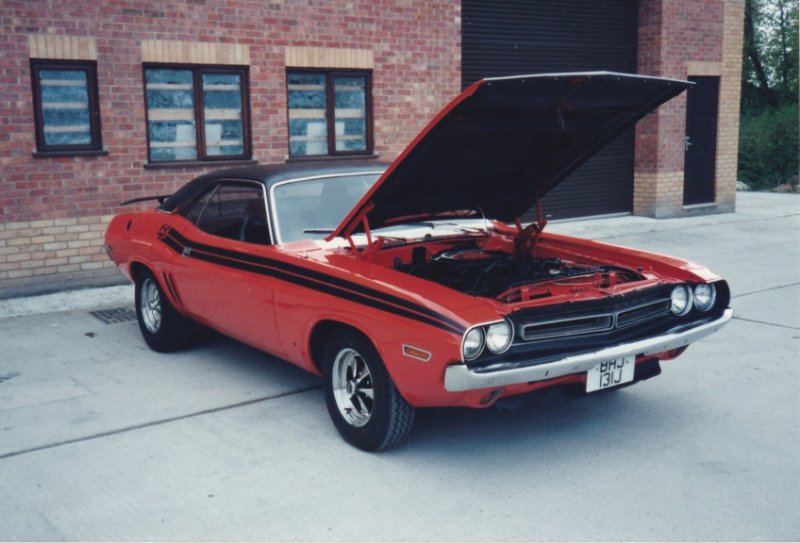 71 RT Challenger BHJ131J hood up.jpg