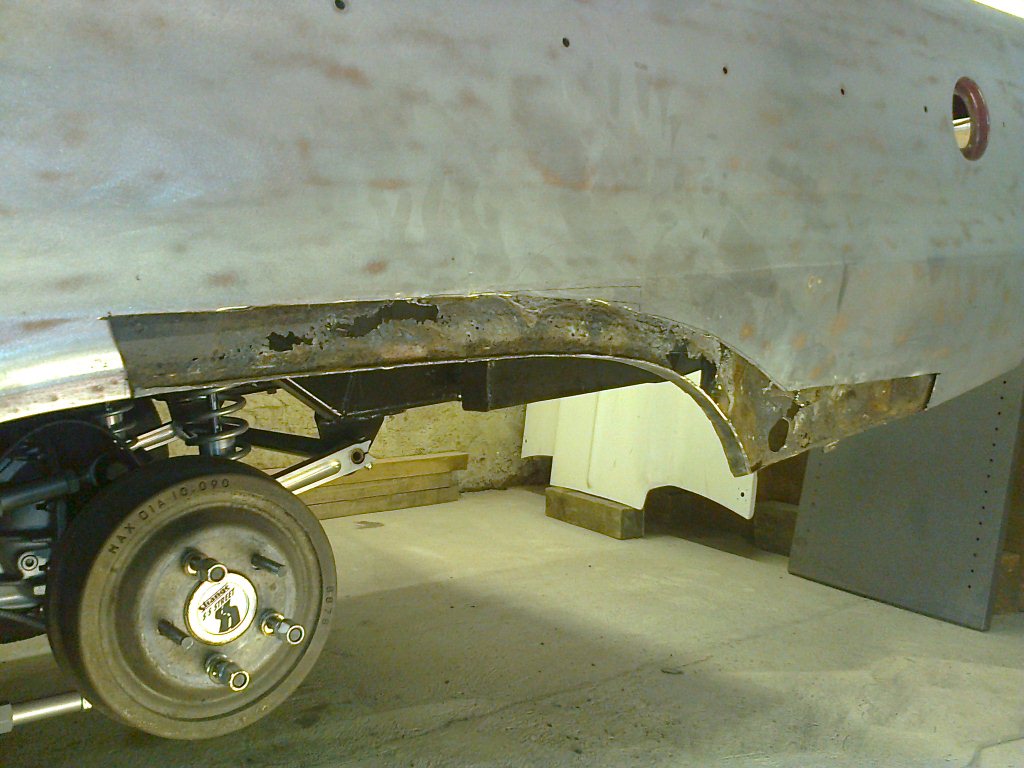 Belve painting - Rear arch rust cut out.jpg