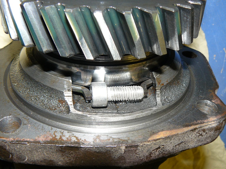 My trick for holding the tailshaft snap-ring open